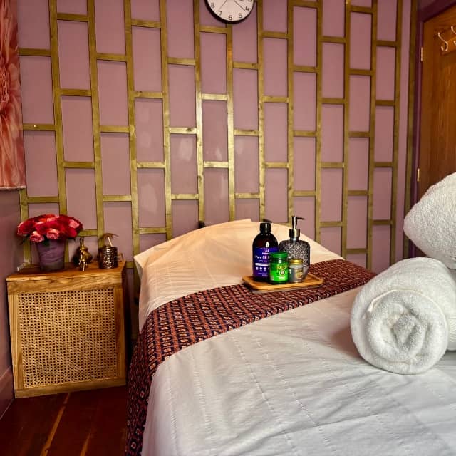 massage bed and oils
